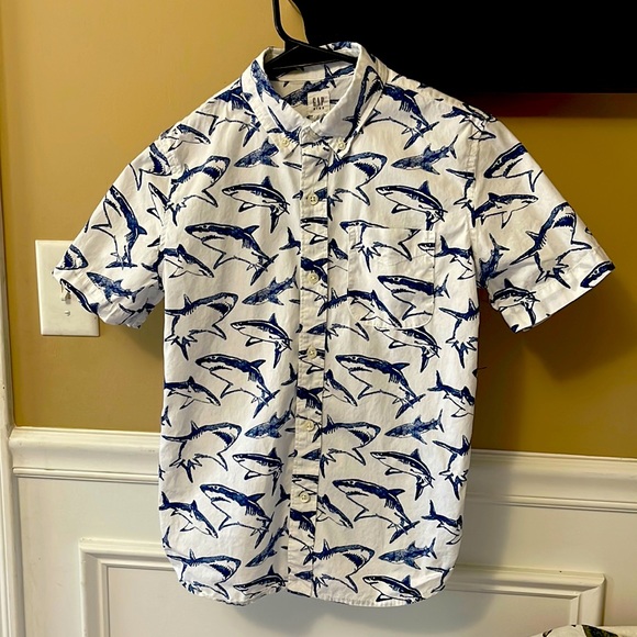 The cutest GAP EUC sharky shark short sleeve button down/ collared shirt - Picture 1 of 4